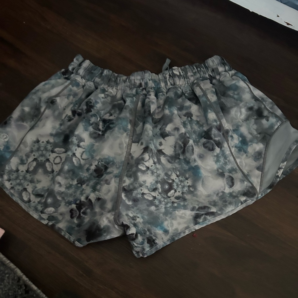8 Reg multi blue color hotty hots Lululemon